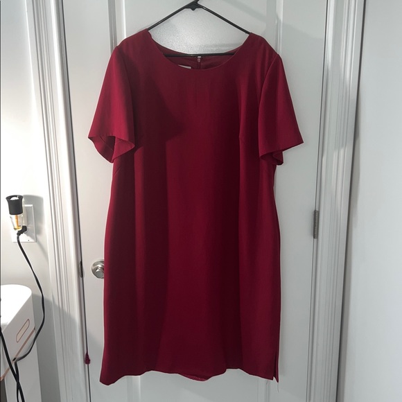Leslie Fay Dresses & Skirts - Leslie Fay Vibrant short sleeved Maroon Dress